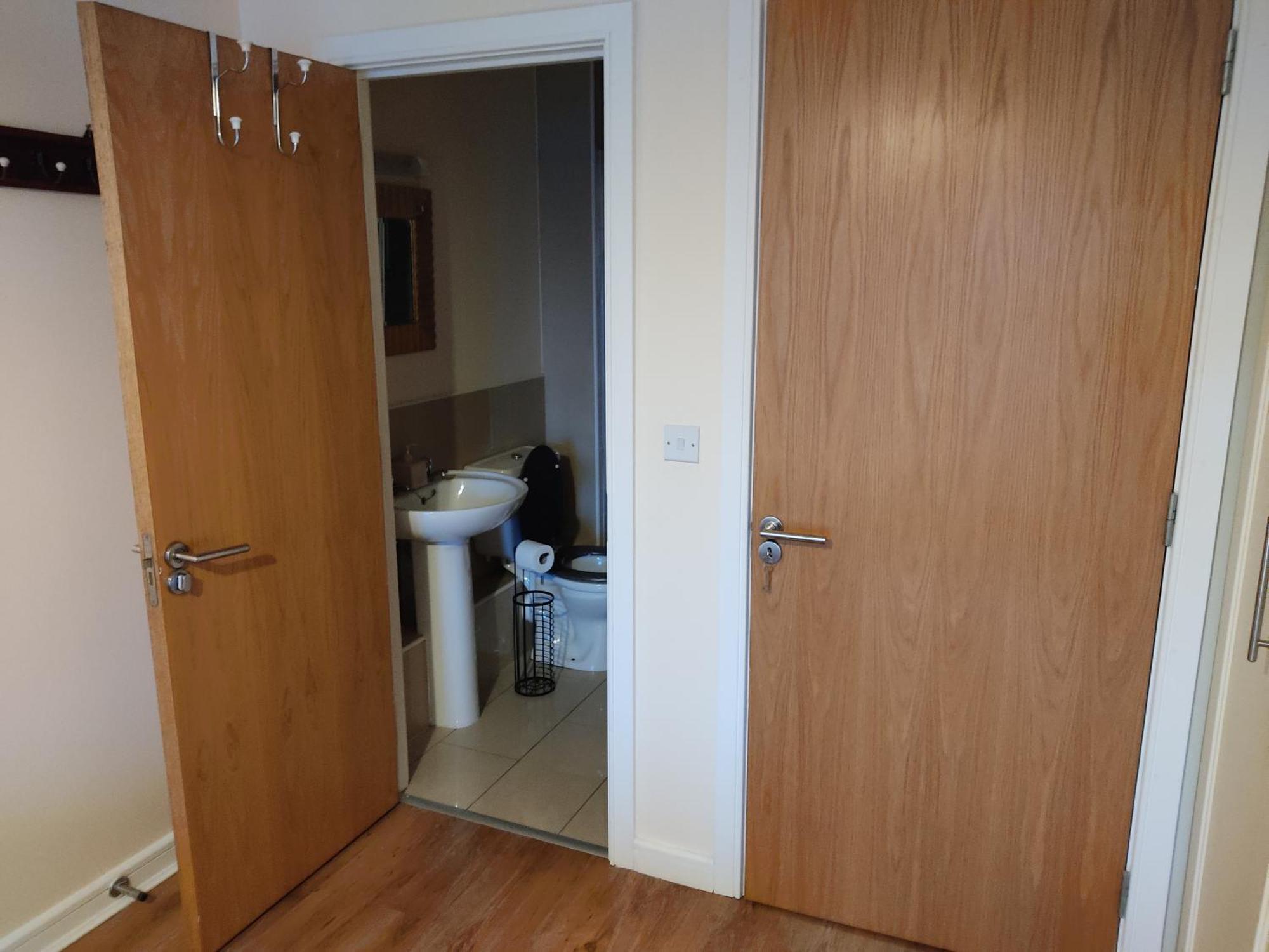 Accommodatie bij particulieren Swallows Nest - Spacious Bright Double Bedroom With Ensuite Bathroom *