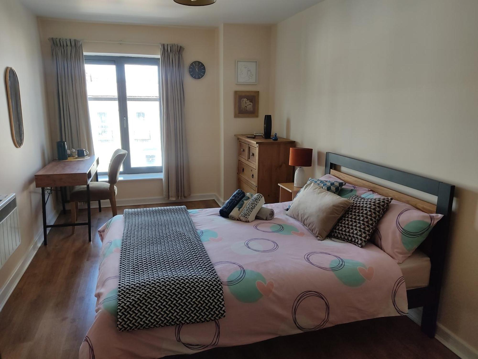 Accommodatie bij particulieren Swallows Nest - Spacious Bright Double Bedroom With Ensuite Bathroom *