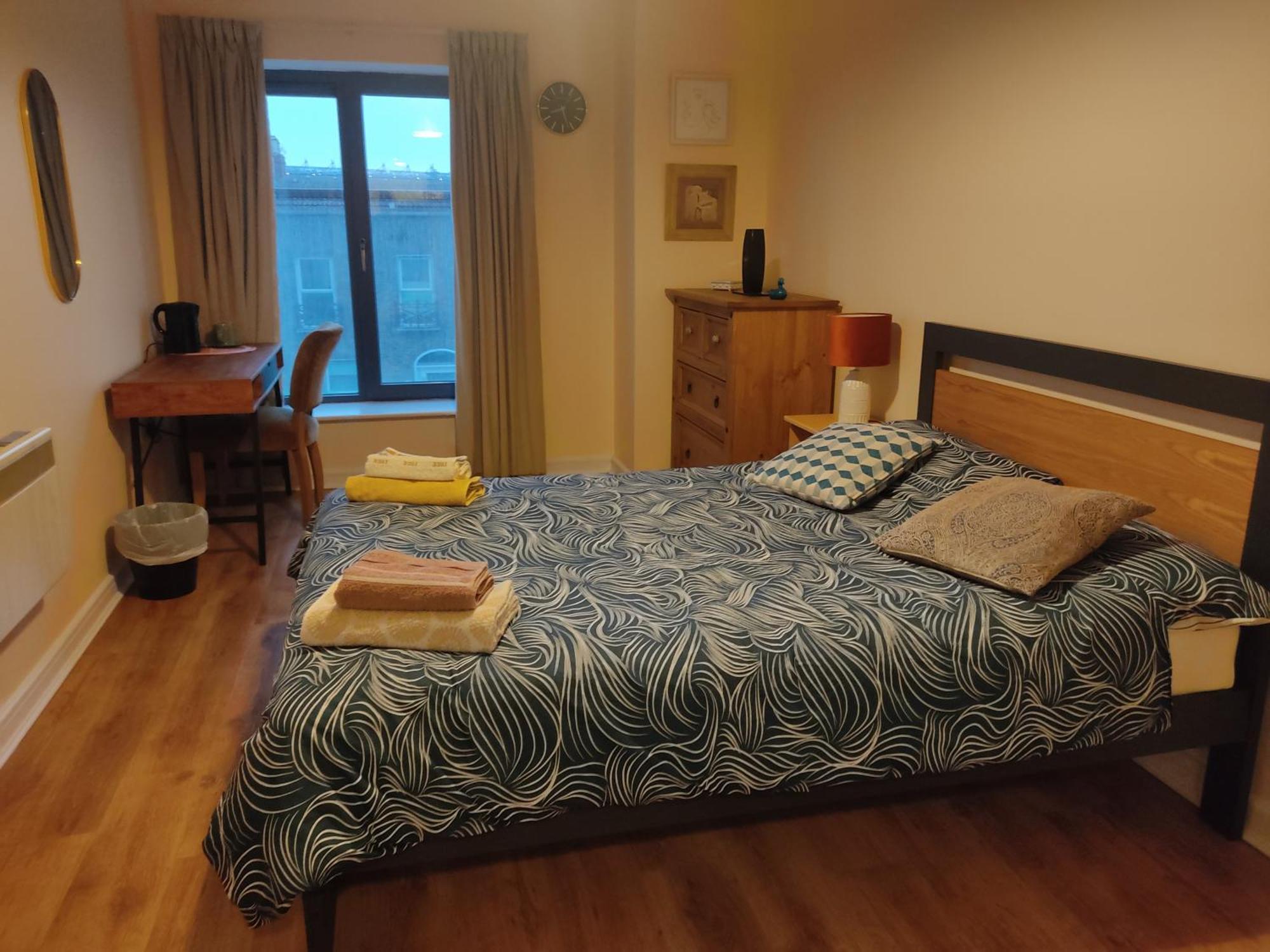 Séjour chez l'habitant Swallows Nest - Spacious Bright Double Bedroom With Ensuite Bathroom *